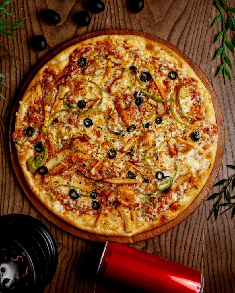 chicken-pizza-with-bell-pepper-olives_140725-7233